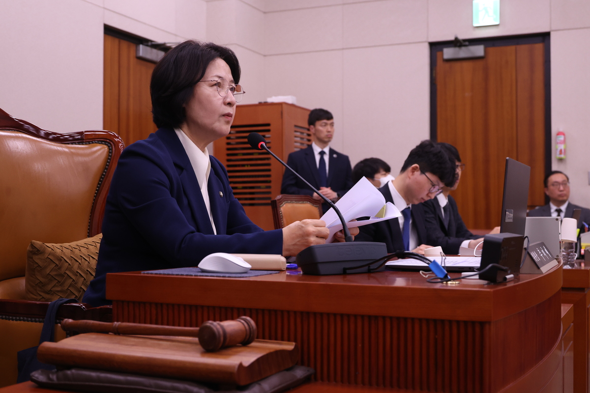 추미애 국회 법사위원장이 24일 오전 서울 여의도 국회에서 열린 법제사법위원회 전체회의에서 발언을 하고 있다. 뉴시스