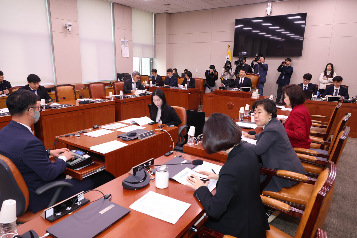 김용민 국회 법제사법위원회&nbsp;법안심사1소위원장이 지난 13일&nbsp;서울 여의도 국회 법제사법위원회 법안심사1소위원회에서 열린 상법개정안 관련 공청회에서 의사봉을 두드리고 있다. 뉴시스