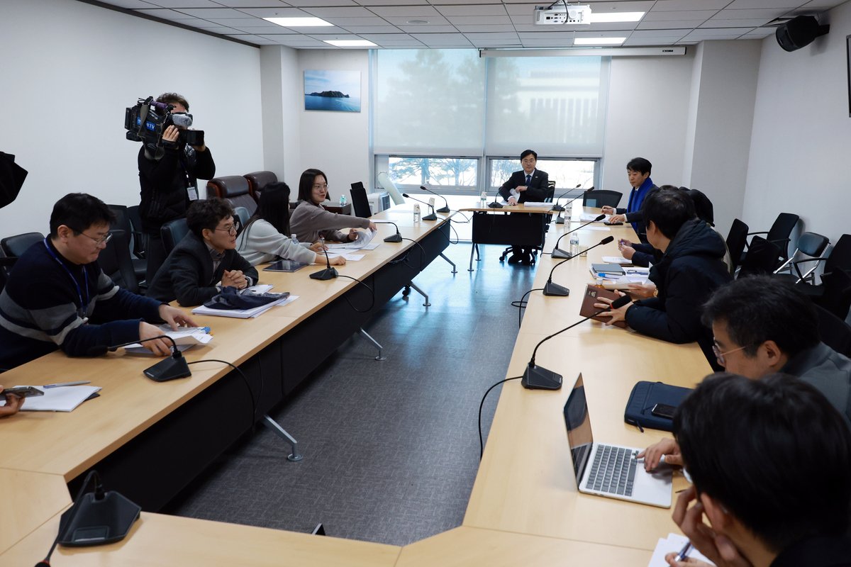 이정문 더불어민주당 디지털자산 TF 위원장이 지난 20일 서울 여의도 국회 의원회관에서 TF 회의를 주재하고 있다. 뉴시스