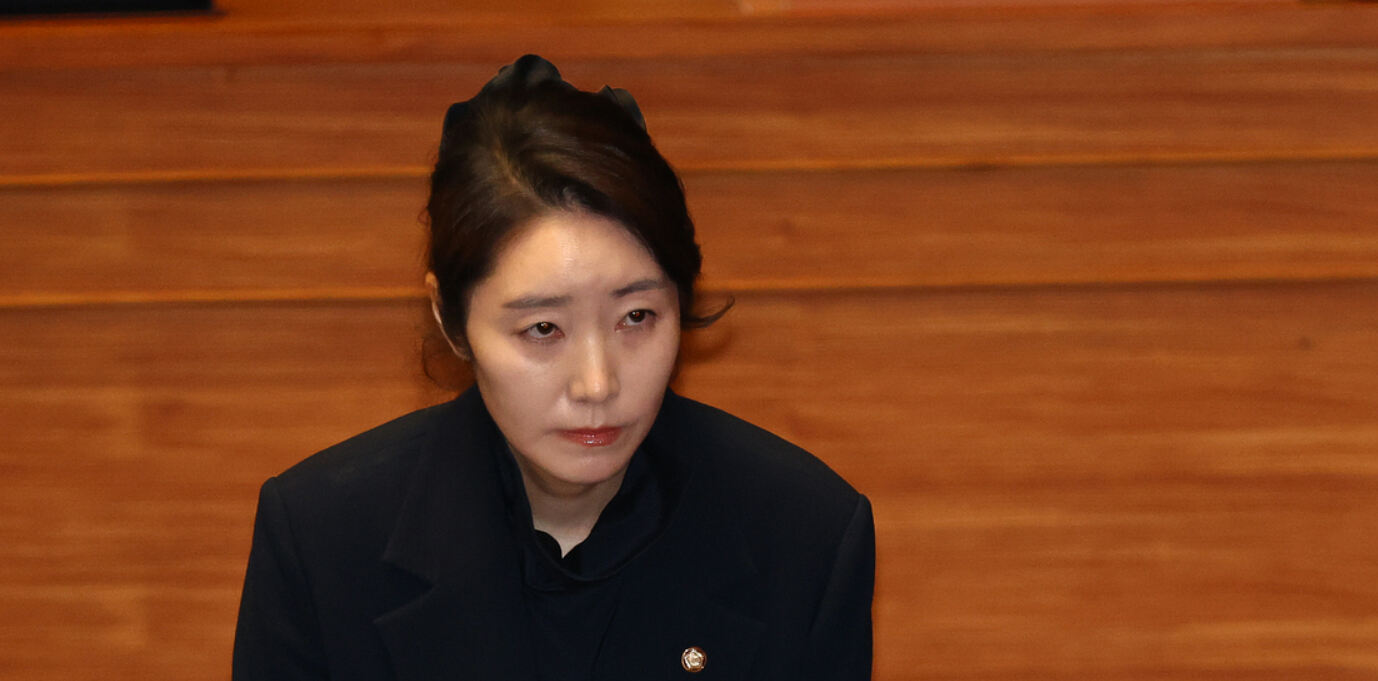 강선우 의원이 지난 24일&nbsp;서울 여의도 국회에서 열린 본회의에서 자신에 대한 체포동의안 관련 신상발언을 마치고 인사하고 있다. 뉴시스 제공