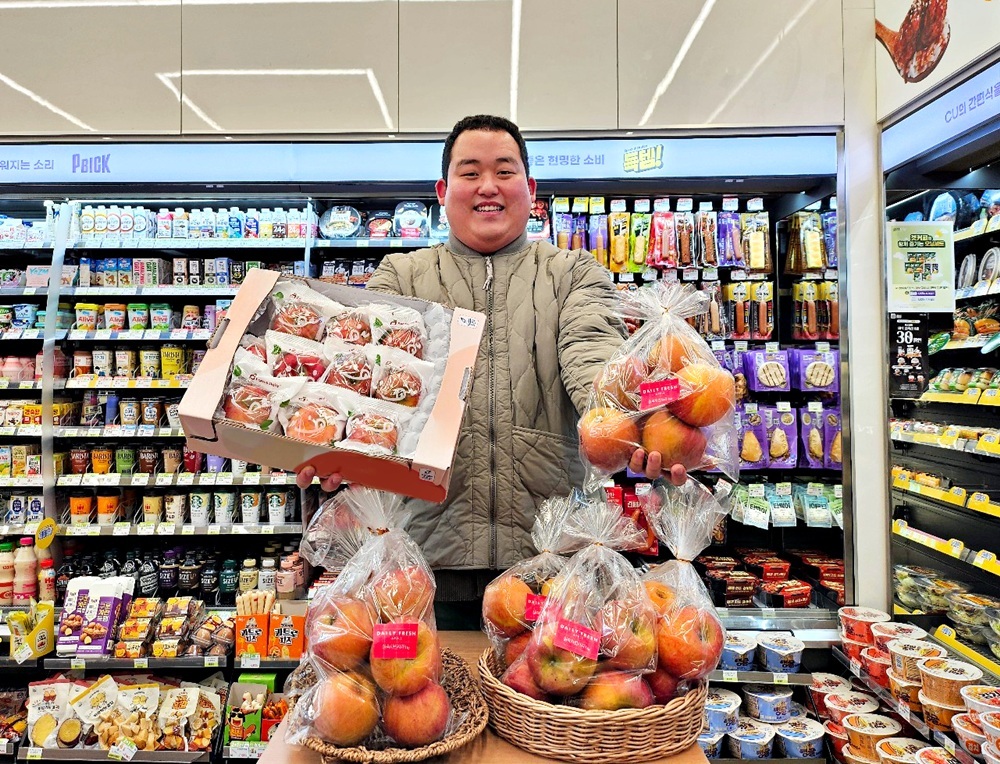 CU 매장에서 직원이 3월 이달의 과일로 선정된 사과를 소개하고 있다. BGF리테일 제공