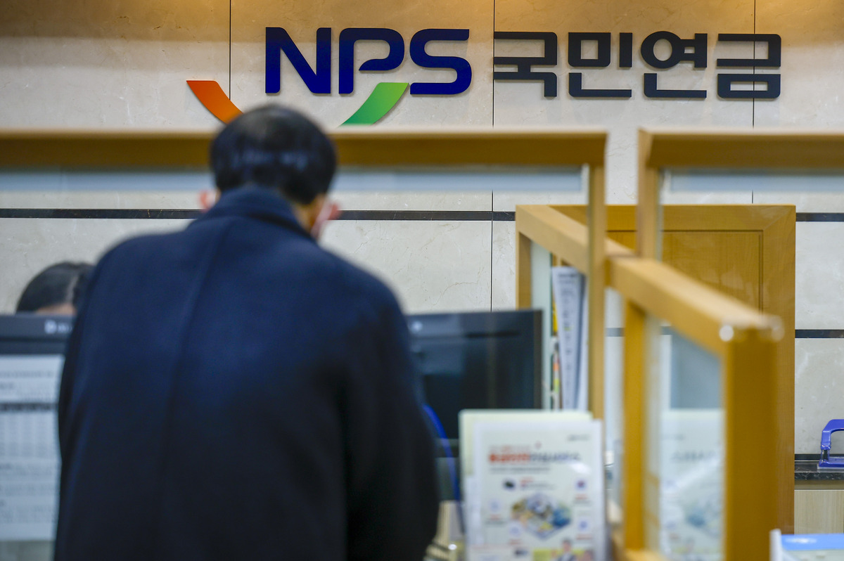 서울 서대문구 국민연금공단 서울북부지역본부을 찾은 시민들이 상담을 받고 있다. 뉴시스