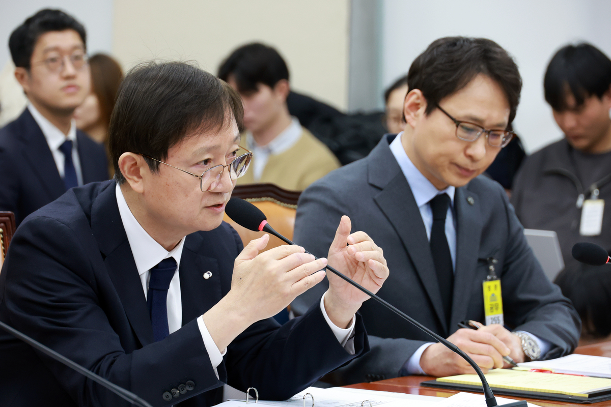 이찬진 금융감독원장이 지난 2월 서울 여의도 국회에서 열린 정무위원회의 빗썸 관련 긴급 현안질의에서 의원 질의에 답하고 있다. 뉴시스