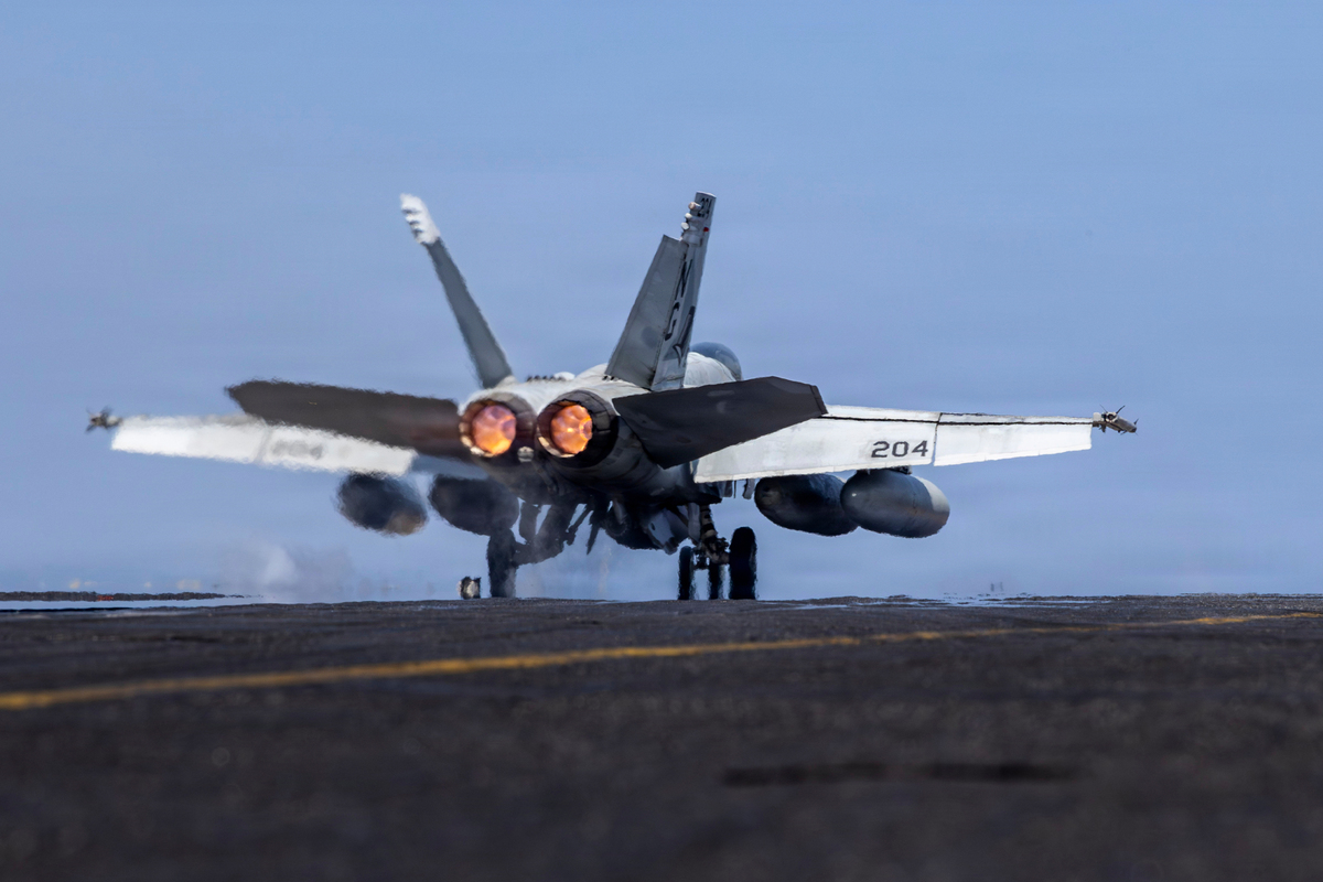 미군 주력 전투기 중 하나인 F/A-18E 수퍼 호넷이 3일 이란 공격 작전을 위해 미 해군 항공모함&nbsp;USS 에이브러햄 링컨 호에서 이륙하고 있다. AP/뉴시스