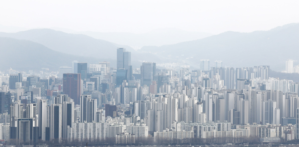 사진은 최근 서울 중구 남산에서 서울시내 아파트가 보이고 있다. 뉴시스
