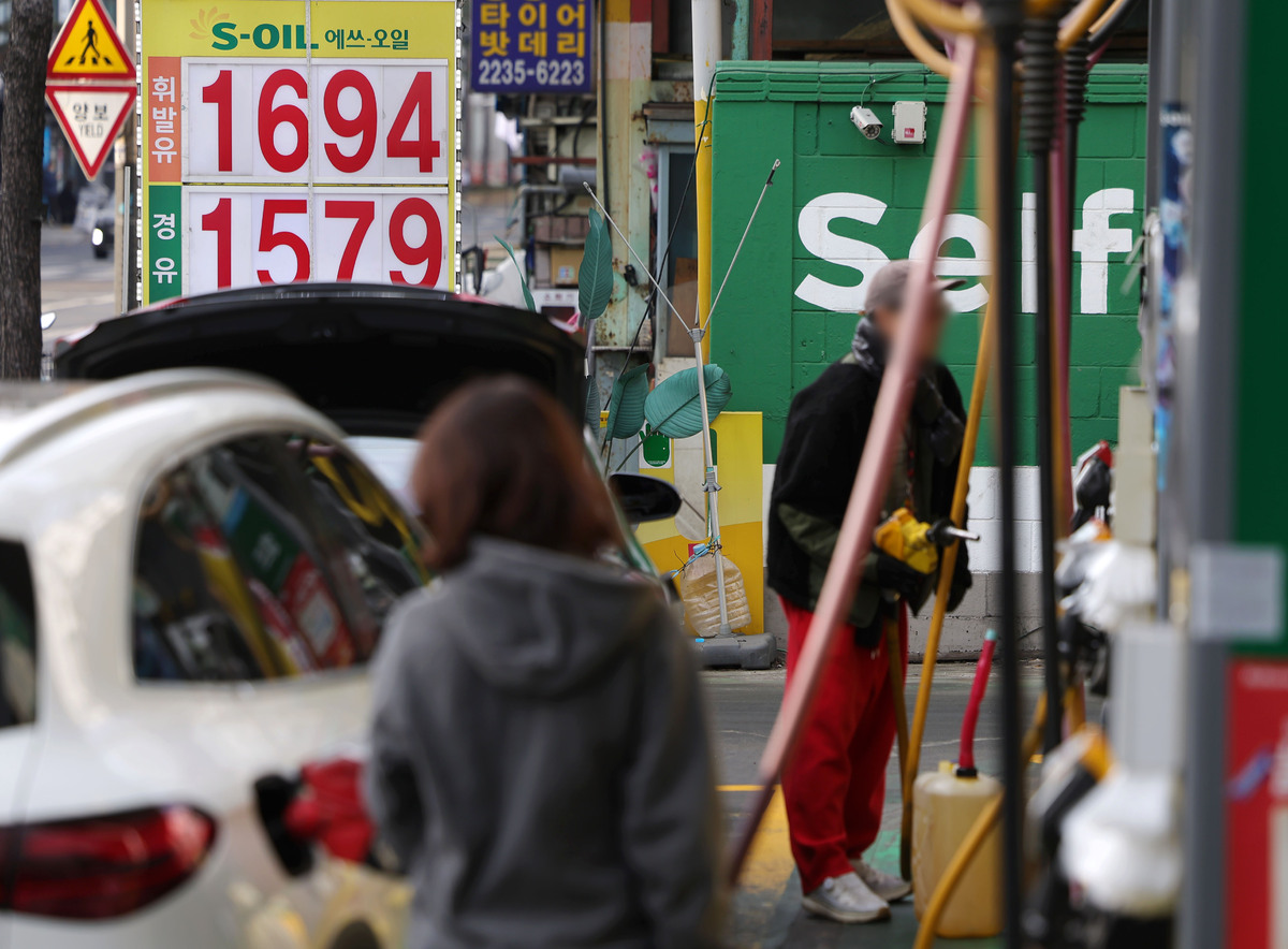 미국의 공격에 이란이 호르무즈 해협 봉쇄로 맞서며 국제유가가 급등한 가운데 최근 서울의 한 주유소에서 시민들이 급유를 하고 있다. 뉴시스