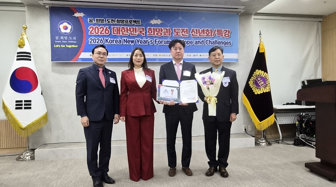 김영덕 원장(오른쪽에서 두 번쨰)이 서울시의회가 진행한 2026년 의료인 공로상 시상식에서 표창장을 받았다. 서울시의회 제공