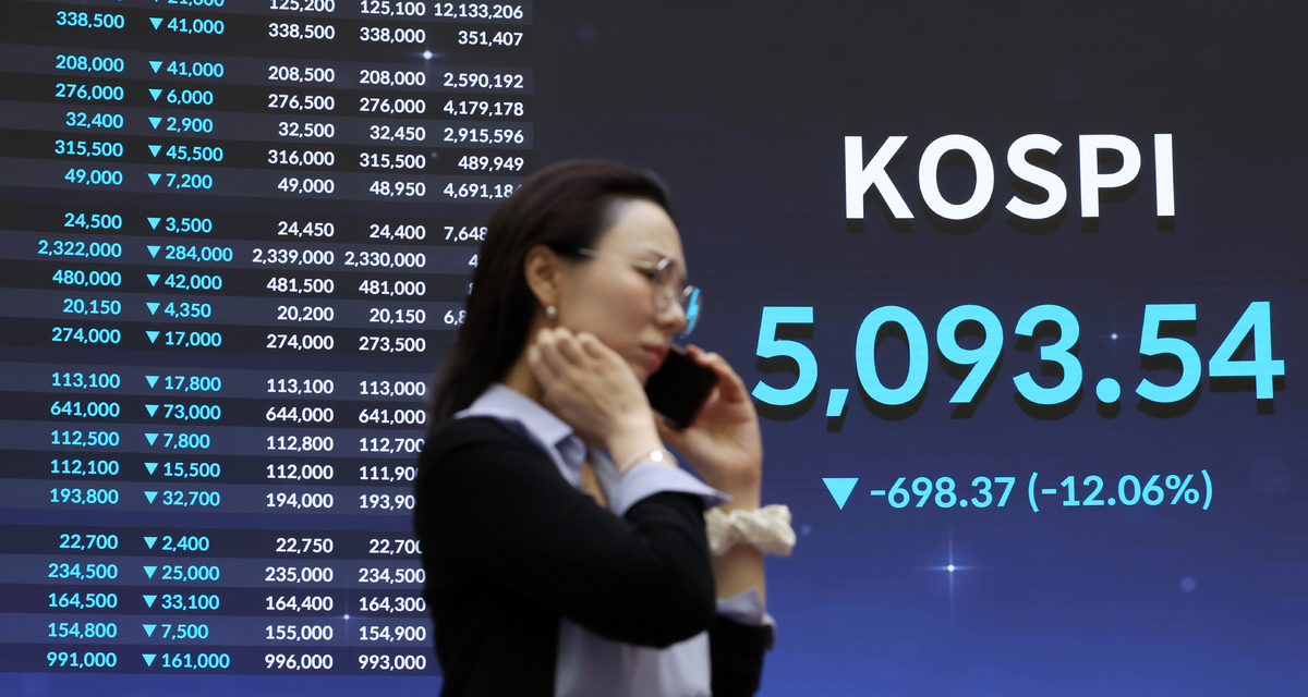 [서울=뉴시스] 조성우 기자 = 미국과 이스라엘의 이란 공습 여파로 국내 증시가 급락한 4일 오후 서울 여의도 한국거래소 홍보관 전광판에 코스피와 주요 종목 종가가 표시되고 있다. 이날 코스피는 전 거래일(5791.91)보다 698.37포인트(12.06%) 하락한 5093.54에 마감했다. 코스닥 지수는 전 거래일(1137.70)보다 159.26포인트(14.00%) 내린 978.44에 마쳤다. 원·달러 환율은 전 거래일(1466.1원)보다 10.1원 오른 1476.2원에 주간 거래를 마감했다. 2026.03.04. xconfind@newsis.com