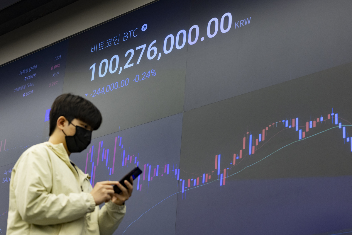 미국과 이스라엘의 이란 공격 여파로 급락했던 비트코인이 다시 1억 선을 회복한 지난 3일 서울 강남구 업비트 고객센터 전광판에 가상화폐 비트코인 시세가 나오고 있다. 뉴시스