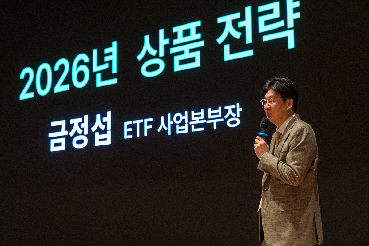 금정섭 ETF사업본부장이 4일 여의도 한국거래소 컨퍼런스홀에서 열린 PLUS ETF 순자산총액 10조원 돌파 기념 기자간담회에서 향후 ETF 상품 전략에 대해 소개하고 있다. 한화자산운용