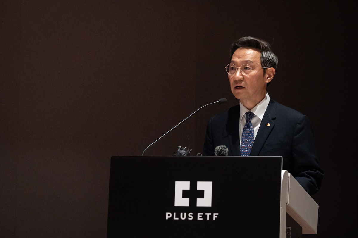 김종호&nbsp;한화자산운용 대표가 4일 여의도 한국거래소 컨퍼런스홀에서 열린 PLUS ETF 순자산총액 10조원 돌파 기념 기자간담회에서 발언하고 있다. 한화자산운용 제공