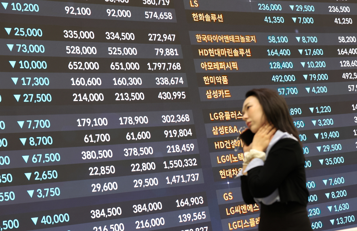 미국과 이스라엘의 이란 공습 여파로 국내 증시가 급락한 지난 4일 서울 여의도 한국거래소 홍보관 전광판에 주요 종목 종가가 표시되고 있다. 뉴시스