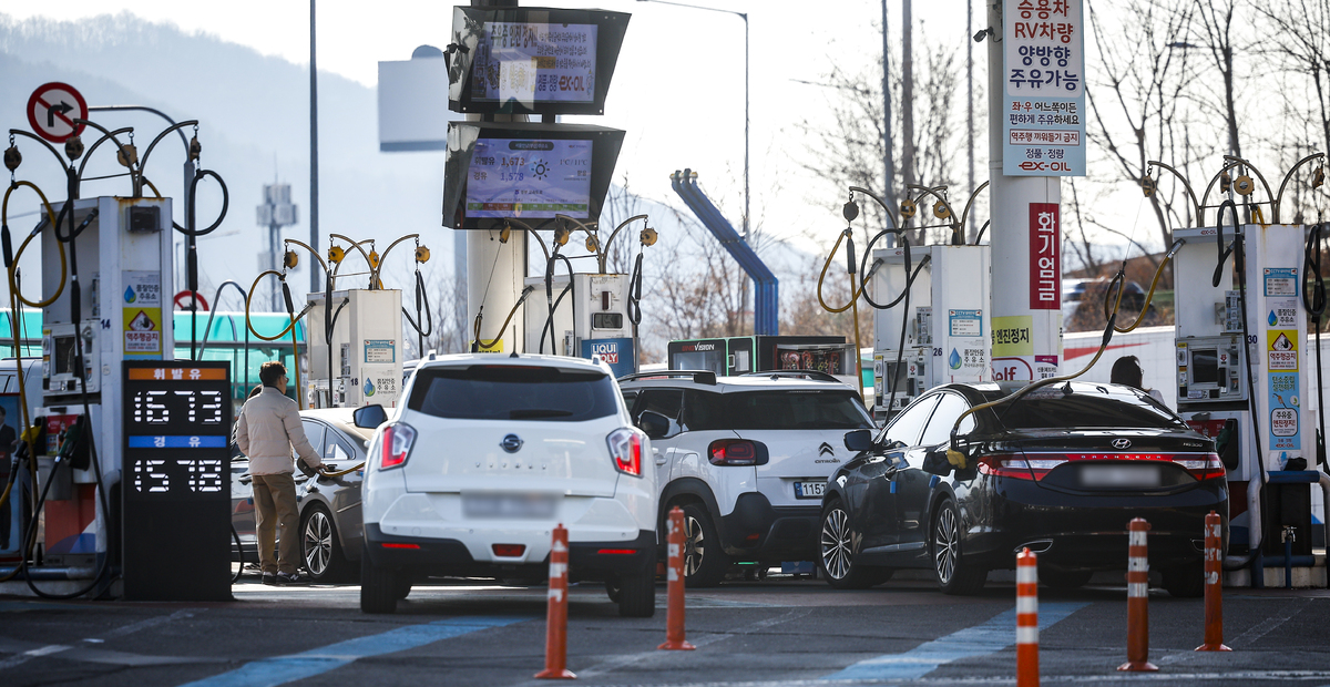 미국과 이란의 무력충돌 속에 이란이 호르무즈 해협을 봉쇄하면서 국제 유가가 급등하고 있는 가운데 4일 서울시내 한 주유소를 찾은 시민들이 주유를 하고 있다. 뉴시스