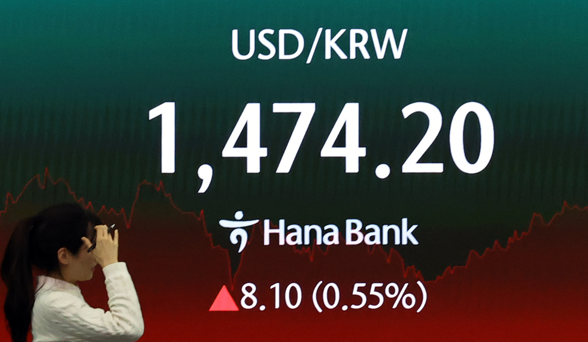 서울 외환시장에서 원·달러 환율이 전 거래일보다 10.1원 오른 1476.2원에 주간 거래를 마감한 4일 서울 중구 하나은행 딜링룸에 환율 시세가 보이고 있다. 뉴시스