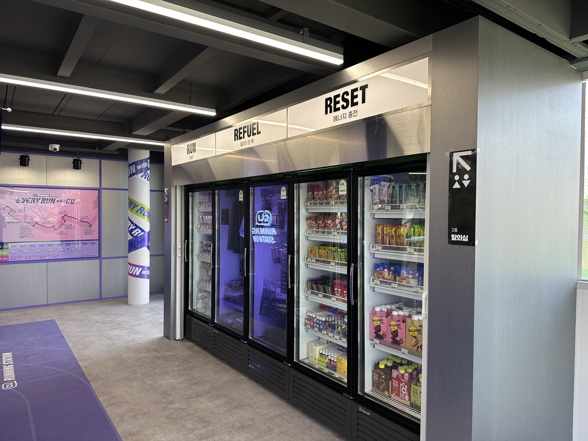점포 1층에 마련된 러닝 큐레이션존과 러닝 지도. 이화연 기자