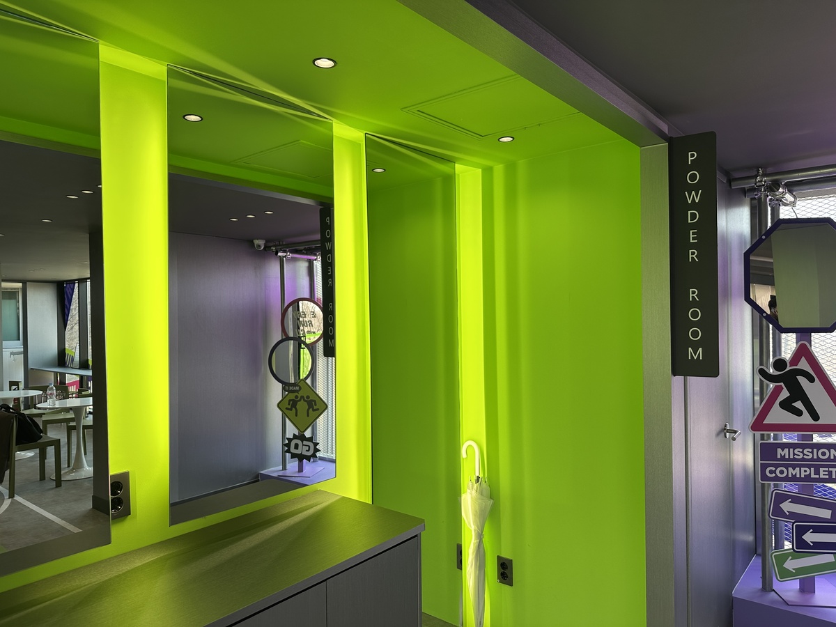 2층의 파우더룸과 포토존. 이화연 기자