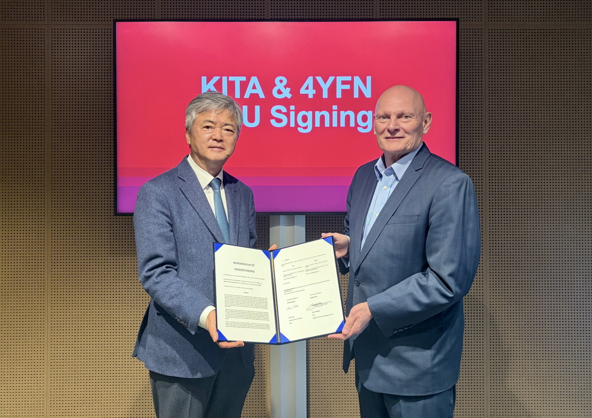 4일 스페인 바르셀로나 피라 그란 비아(Fira Gran Via) 전시장에서 이인호 한국무역협회(KITA) 상근부회장(왼쪽)과 존 호프만 세계이동통신사업자연합회(GSMA) 대표가 넥스트라이즈와 4YFN 간의 상호 협력 및 공동 사업 추진을 위한 업무협약을 체결한 뒤 기념촬영을 하고 있다.