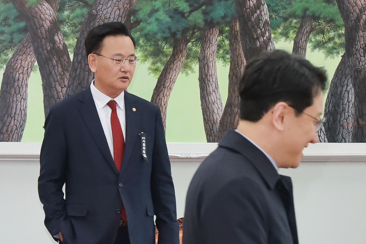 천준호 더불어민주당 원내운영수석부대표와 유상범 국민의힘 원내운영수석부대표가 지난 4일 서울 여의도 국회에서 면담하기 위해 자리로 이동하고 있다.뉴시스