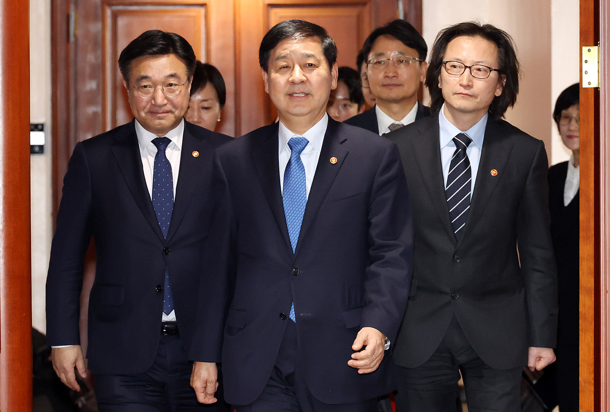 구윤철 부총리 겸 재정경제부 장관이 5일 오후 서울 종로구 정부서울청사에서 열린 민생물가 특별관리 관계장관 TF 회의에 참석하고 있다. 뉴시스