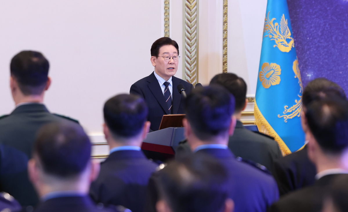 이재명 대통령이 6일 청와대 영빈관에서 열린 2026년 준장 진급 장성 삼정검 수여식에서 격려사를 하고 있다. 뉴시스