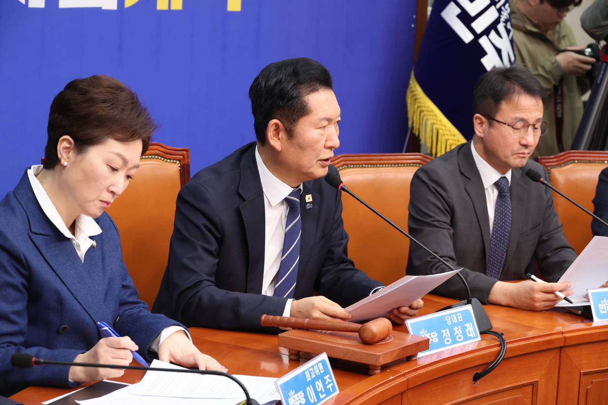 정청래 더불어민주당 대표가 9일 오전 서울 여의도 국회에서 열린 최고위원회의에서 발언을 하고 있다. 뉴시스