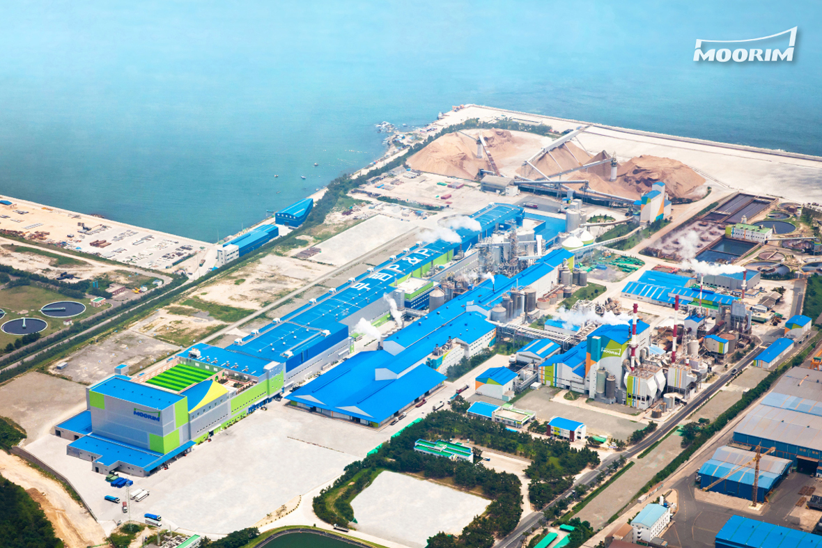 국내 제지업계 최초로 ‘2025 CDP Korea Awards’ 탄소경영 특별상을 수상한 무림P&amp;P 울산공장. 자원순환 기반 생산 체계를 통해 연간 온실가스 약 80만 톤의 화석연료 대체 효과를 거두고 있다./사진제공=무림