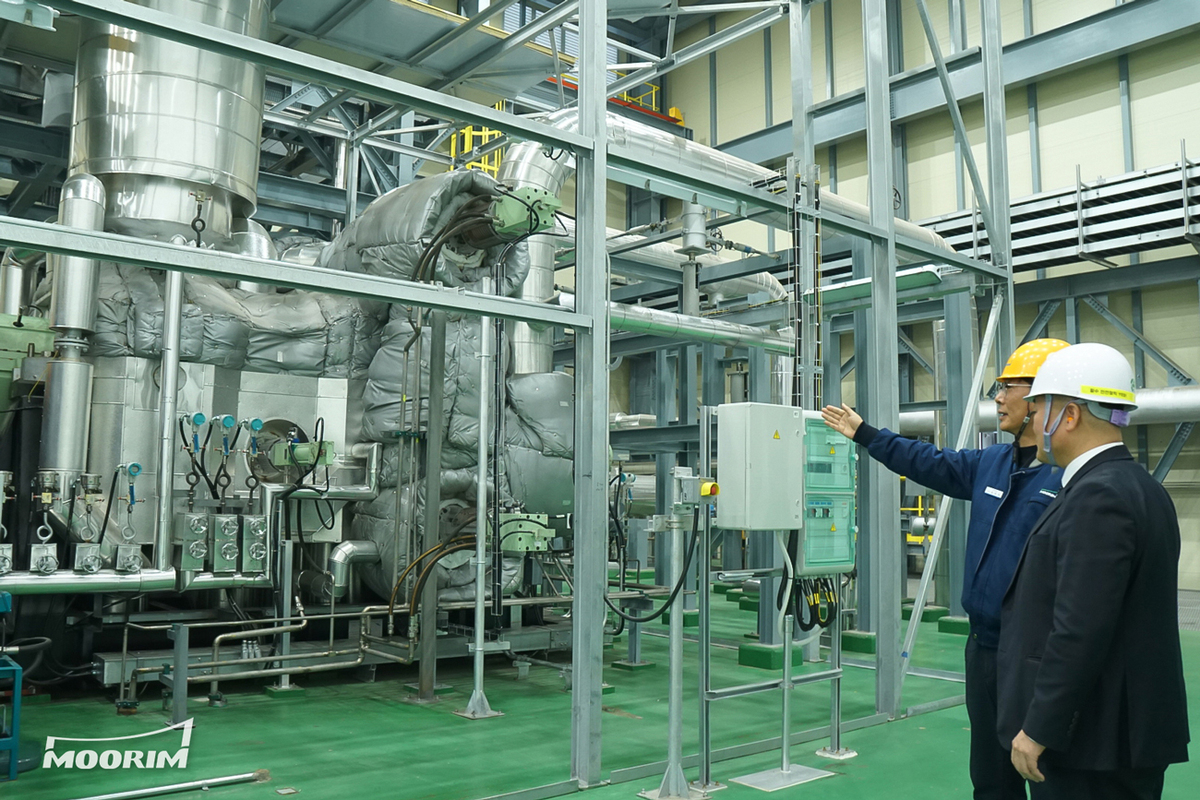 국내 탄소중립 우수 사례 시찰을 위해 무림P&amp;P 울산공장을 방문한&nbsp;‘대통령직속 국가기후위기대응위원회’ 모습. ‘신규 친환경 고효율 회수 보일러’를 활용한 흑액의 친환경 에너지 전환 공정을 둘러보고 있다. 사진=무림