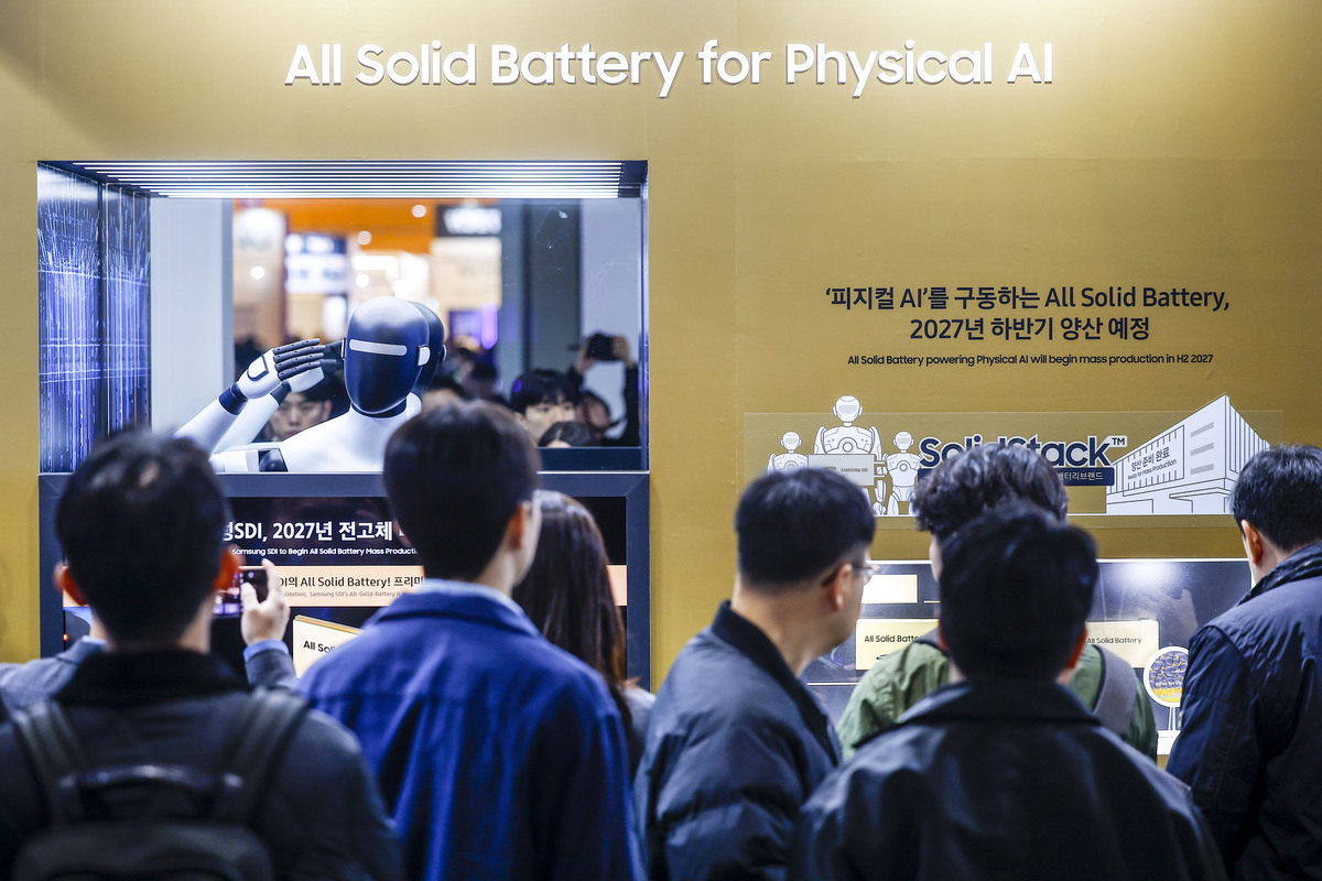 11일 서울 강남구 코엑스에서 열린 인터배터리 2026에서 삼성SDI의 '피지컬 AI'용 전고체 배터리 샘플이 전시되어 있다. 뉴시스