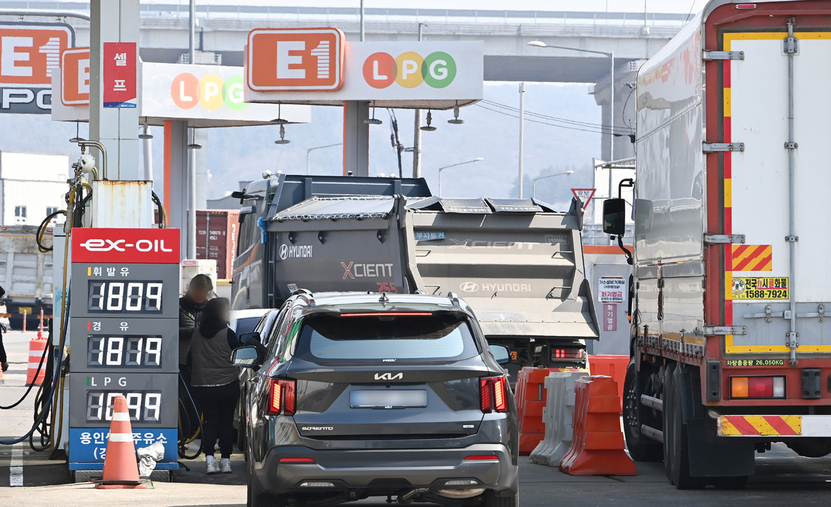 미국과 이스라엘의 이란 공습에 따른 중동 정세 불안 여파로 국내 주유소 기름값 상승세가 이어지고 있던 지난 10일 경기 용인시 영동고속도로 용인휴계소 주유소에서 운전자들이 차량에 기름을 넣고 있다. 뉴시스