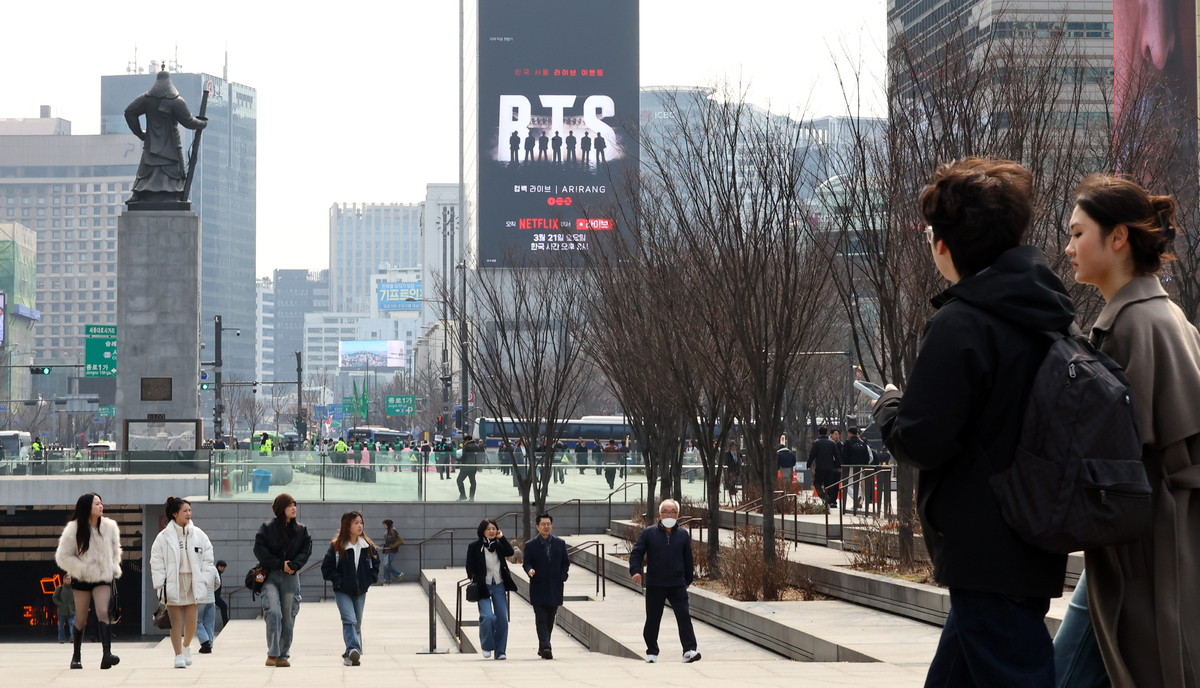 지난&nbsp;11일 서울 종로구 광화문광장 인근 전광판에 BTS 컴백 공연 관련 광고가 보이고 있다. 사진=뉴시스