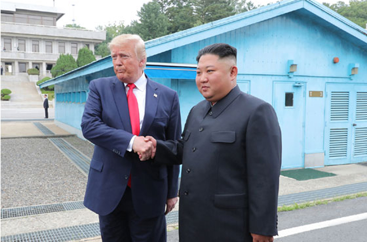 트럼프 러브콜에 北 미사일로 응답…동해상으로 10여발 발사