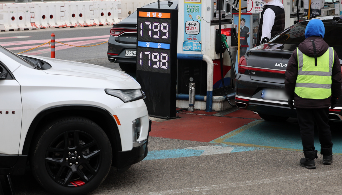 15일 서울 서초구 만남의광장 주유소에 휘발유와 경유 판매 가격이 표시되어 있다. 사진=뉴시스