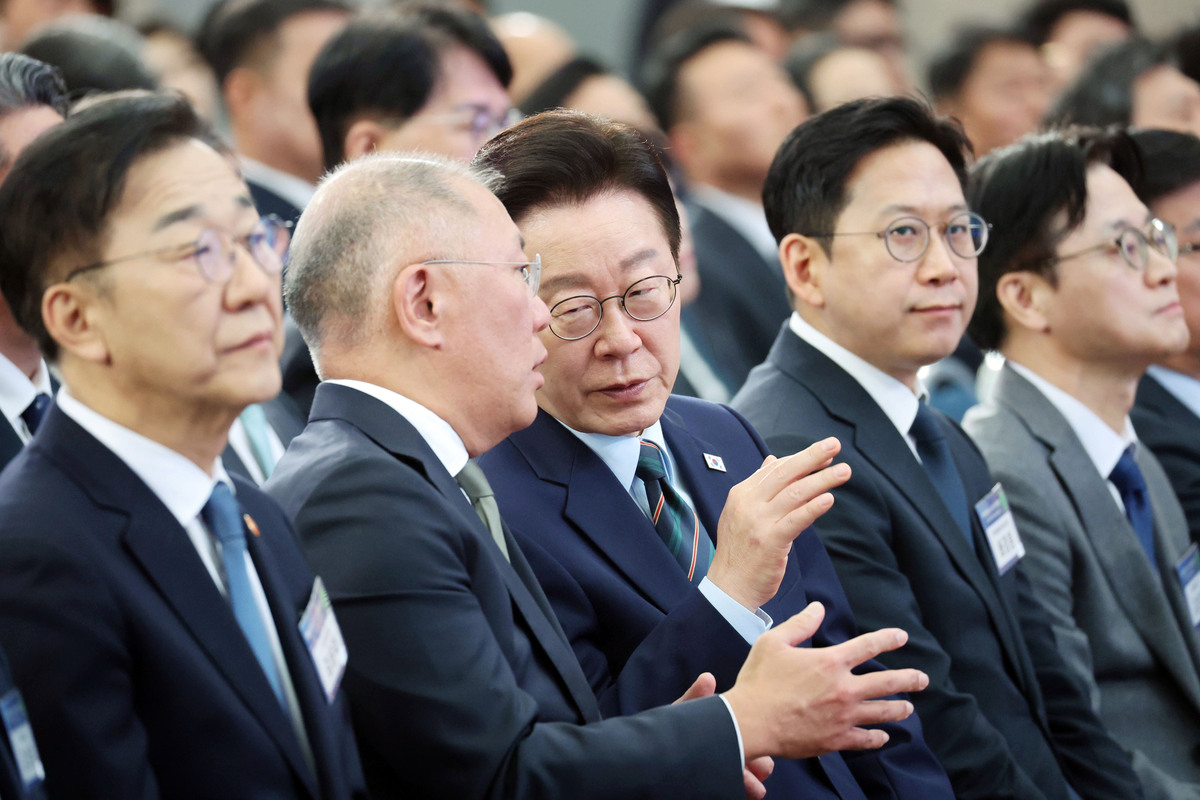 이재명 대통령과 정의선 현대자동차그룹 회장이 27일 전북 군산 새만금컨벤션센터에서 열린 '새만금 로봇·수소·AI시티 투자협약식'에서 대화하고 있다. 사진=청와대통신사진기자단