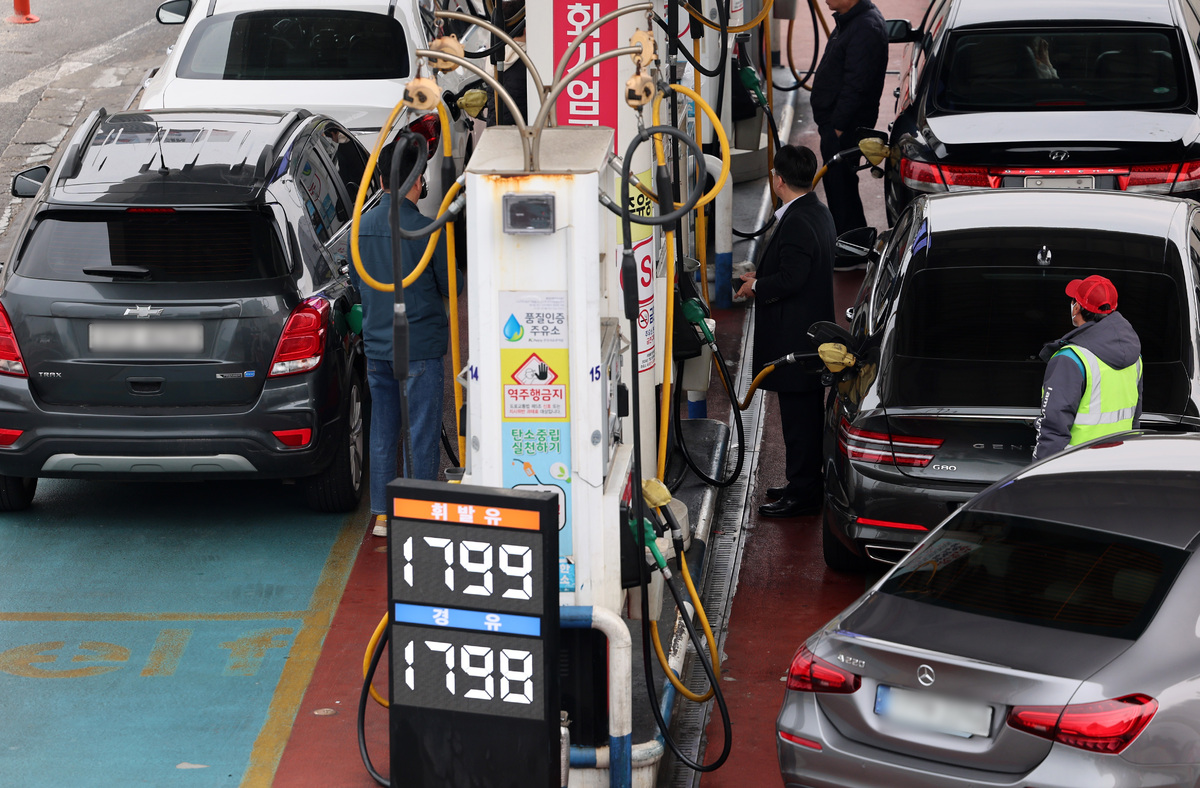 정부가 석유제품의 가격 상한을 정하는 최고가격제를 시행한 후 국내 기름값이 하향 안정세를 보이고 있는 15일 오전 서울 서초구 만남의광장 주유소에서 시민들이 주유를 하고 있다. 뉴시스