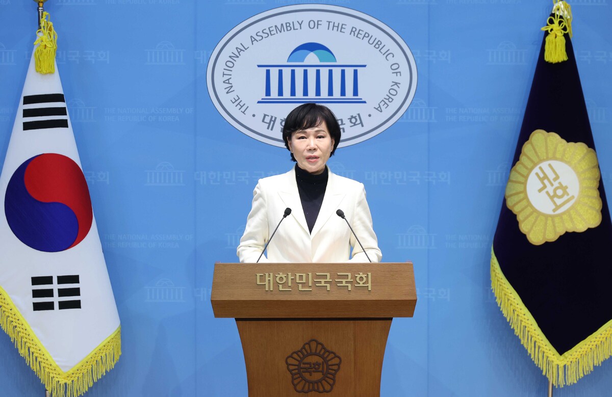 전현희 더불어민주당 서울시장 예비후보가 15일 오전 서울 여의도 국회 소통관에서 서울 교통 공약을 발표하고 있다. 뉴시스