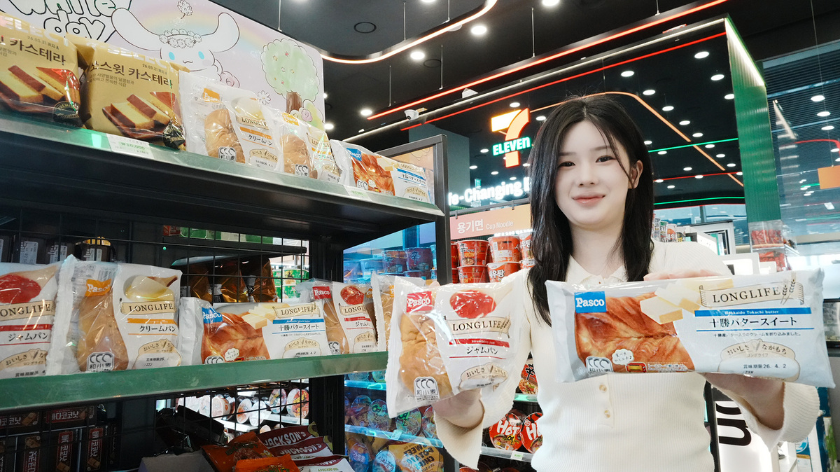 모델이 세븐일레븐 ‘롱라이프빵’ 3종을 소개하고 있다. 세븐일레븐 제공