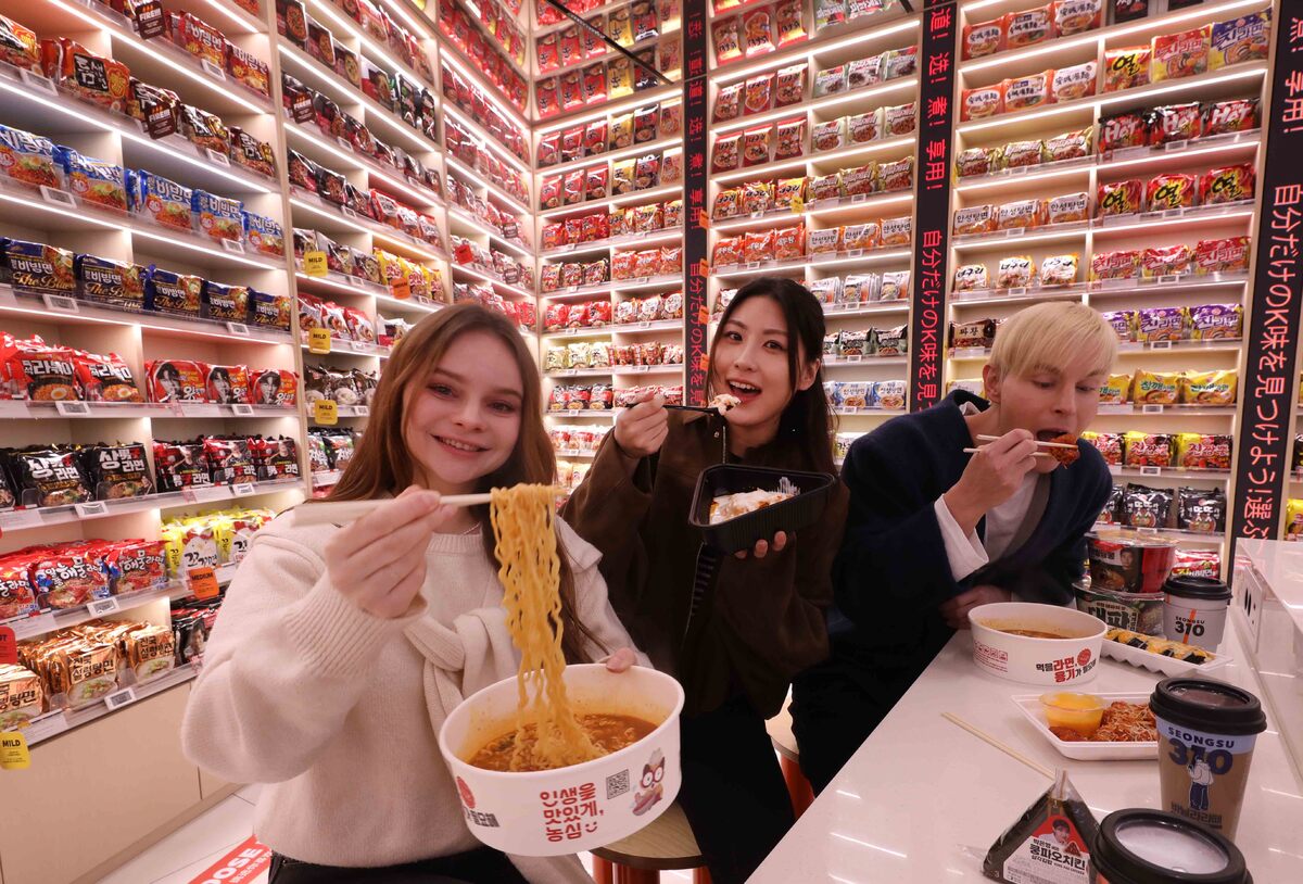 편의점업계가 내실성장을 목표로 특정 분야에 특화된 차별화 점포를 속속 선보이고 있다. 이마트24의 특화점포 K-푸드랩 명동점에서 모델들이 라면과 분식 등 다양한 K-푸드를 즐기고 있다. 이마트24 제공