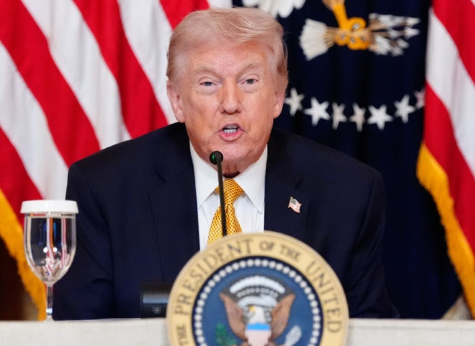 도널드 트럼프 미국 대통령이 16일(현지 시간) 백악관 이스트룸에서 케네디센터 이사회 오찬을 앞두고 기자회견을 열고 발언하고 있다. AP/뉴시스