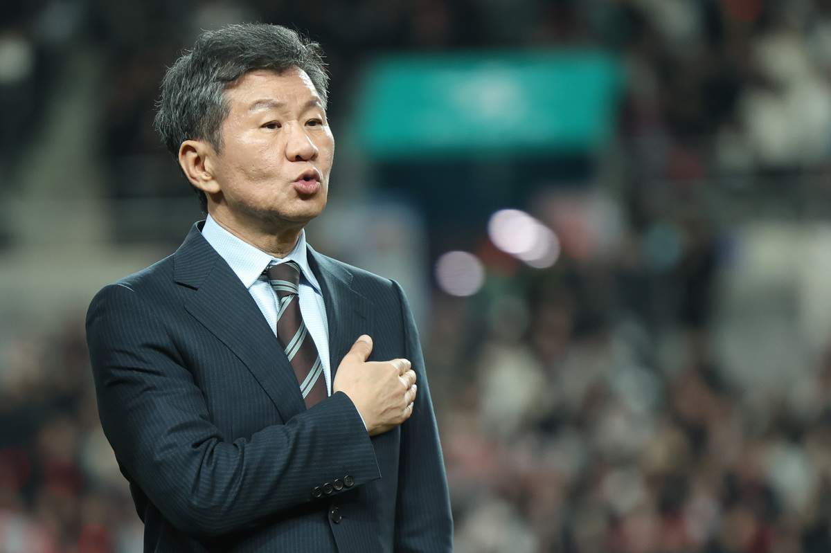 공정거래위원회가 17일&nbsp;정몽규 HDC그룹 회장을&nbsp;친족 회사 현황을 제대로 신고하지 않은 혐의로 검찰에 고발했다. 지난해 11월 18일 오후 서울 마포구 서울월드컵경기장에서 열린 대한민국 축구 국가대표팀 평가전에서&nbsp;정몽규 대한축구협회장이 애국가를 제창하고 있다. 뉴시스