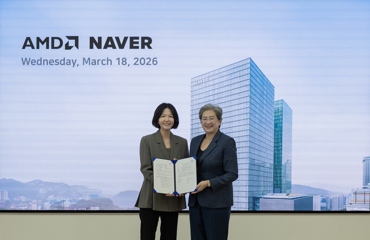 최수연 네이버 대표(왼쪽)와 리사 수 AMD CEO가 협약 체결 후 기념사진을 찍고 있다. 네이버 제공