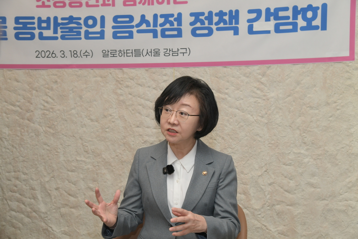 오유경 식약처장이 반려동물 동반 음식점&nbsp;현장 간담회에서 발언하고 있다. 식품의약품안전처 제공