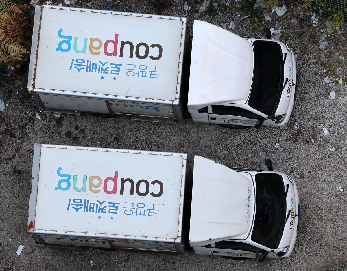 서울의 한 차고지에 쿠팡 배송 차량이 주차돼 있다. 뉴시스