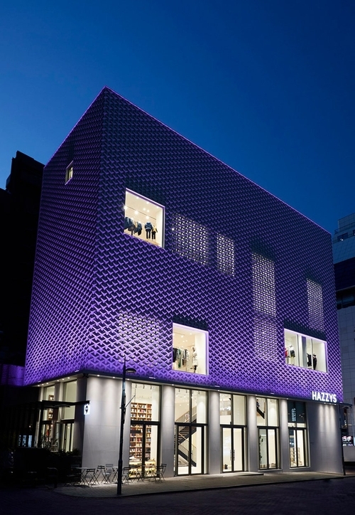 서울 명동 해지스 플래그십 스토어 ‘스페이스H 서울’의 보랏빛 외관. LF 제공