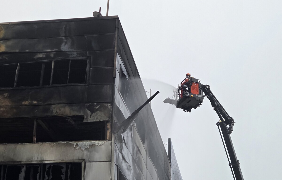 소방대원이 21일 오전 대전 대덕구 문평동 자동차부품 공장 화재 현장의 잔불을 끄고 있다. 뉴시스