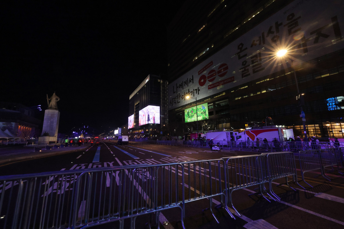BTS(방탄소년단) 완전체 컴백 광화문 공연을 하루 앞둔 20일 오후 서울 종로구 세종대로가 전면 통제돼 있다. 이번 전면 통제(광화문 삼거리~시청역)는 오는 22일 오전 6시까지 계속된다. 뉴시스