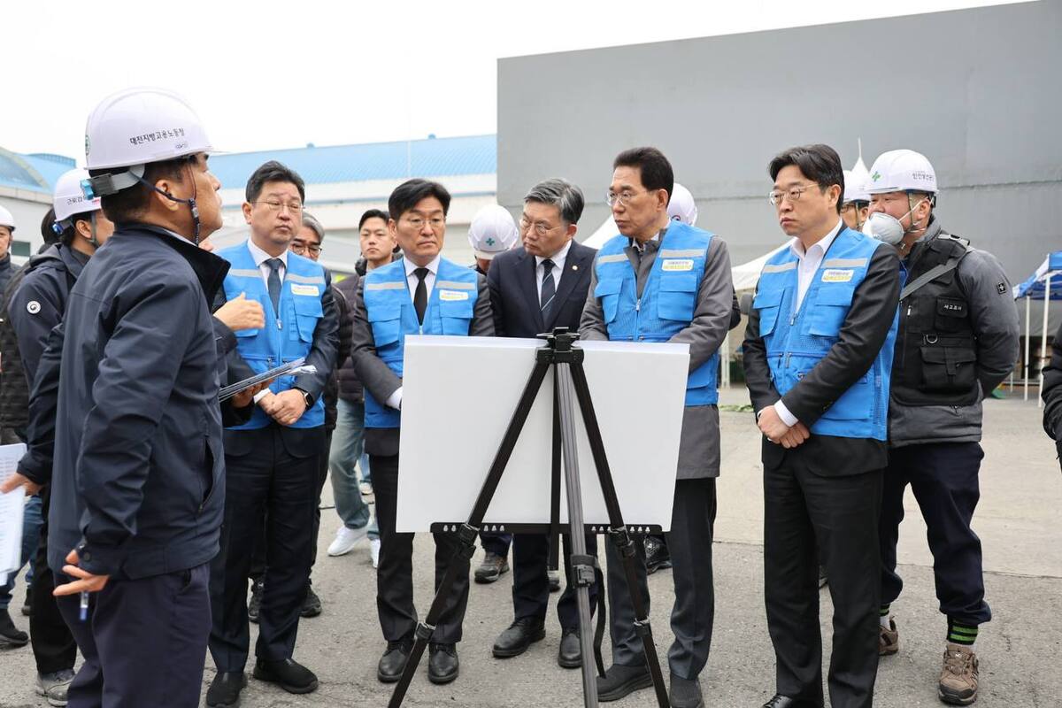 더불어민주당 산재예방 TF는&nbsp;22일 오전&nbsp;8시 대전 대덕구 화재 사고 현장 방문 후,&nbsp;분향소를 찾아 희생자를 추모했다. 김주영 의원실 제공