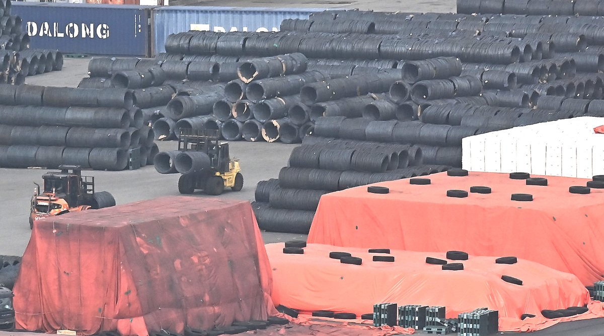 경기 평택시 포승읍 평택항 야적장에 철강제품이 쌓여있는 모습. 뉴시스