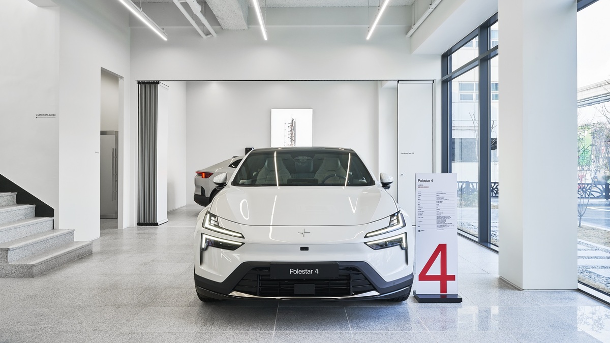 스페이스 대구에 폴스타 차량이 전시돼 있다. 해당 장소는&nbsp;대구·경북 지역에 처음 선보이는 폴스타 전시장으로 부산에 이어 영남권에서 두 번째로 마련된 리테일 거점이다. 사진=폴스타코리아