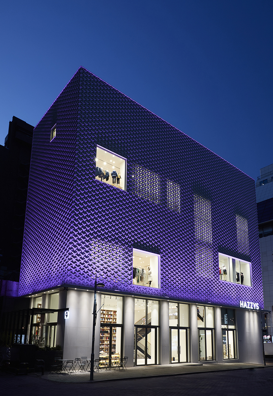 서울 명동 해지스 플래그십 스토어 ‘스페이스H 서울’의 보랏빛 외관. LF 제공