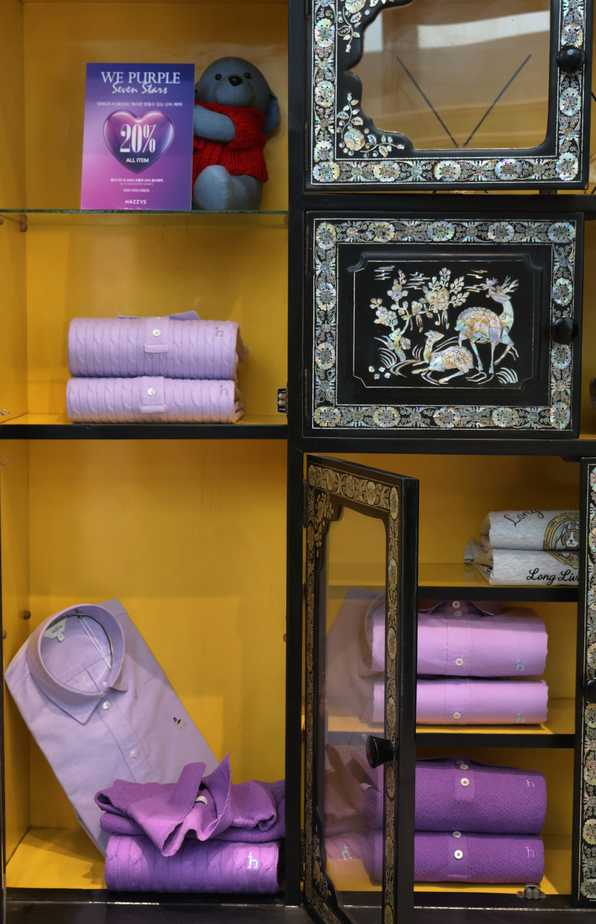 스페이스H 내부가 보라색 패션 의류로 꾸며져 있다. LF 제공